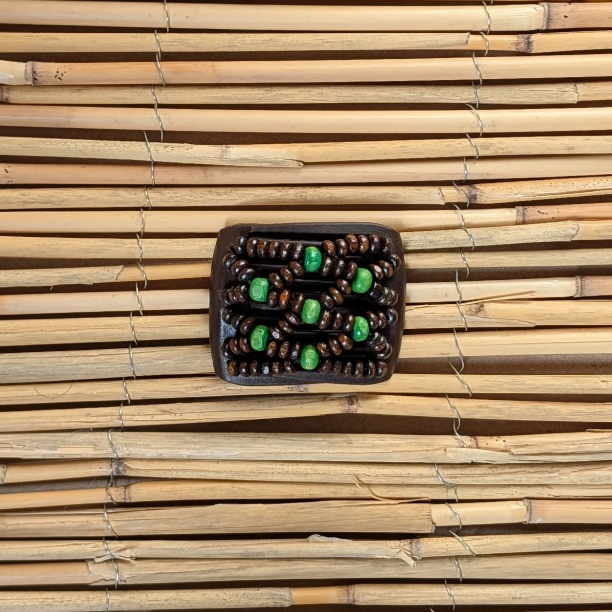 Ladybug (mini) "Ndbele" mit braun-grünen Holzperlen braun