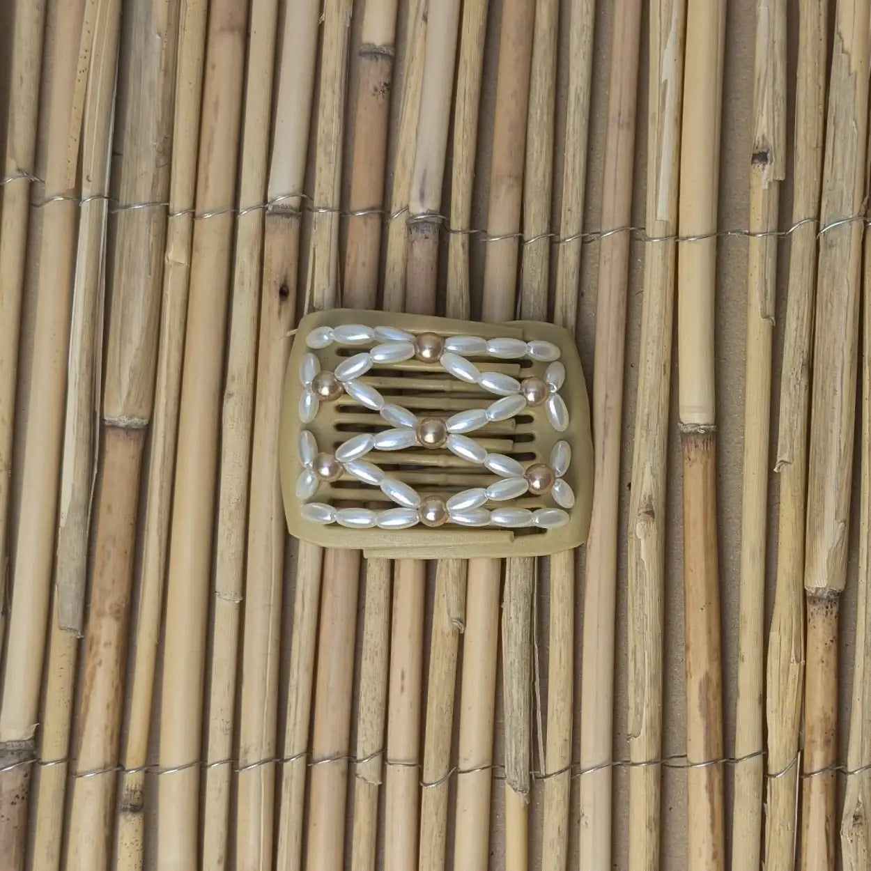 Ladybug (mini) "Ndalena" mit weiß-beigen Kunstperlen beige