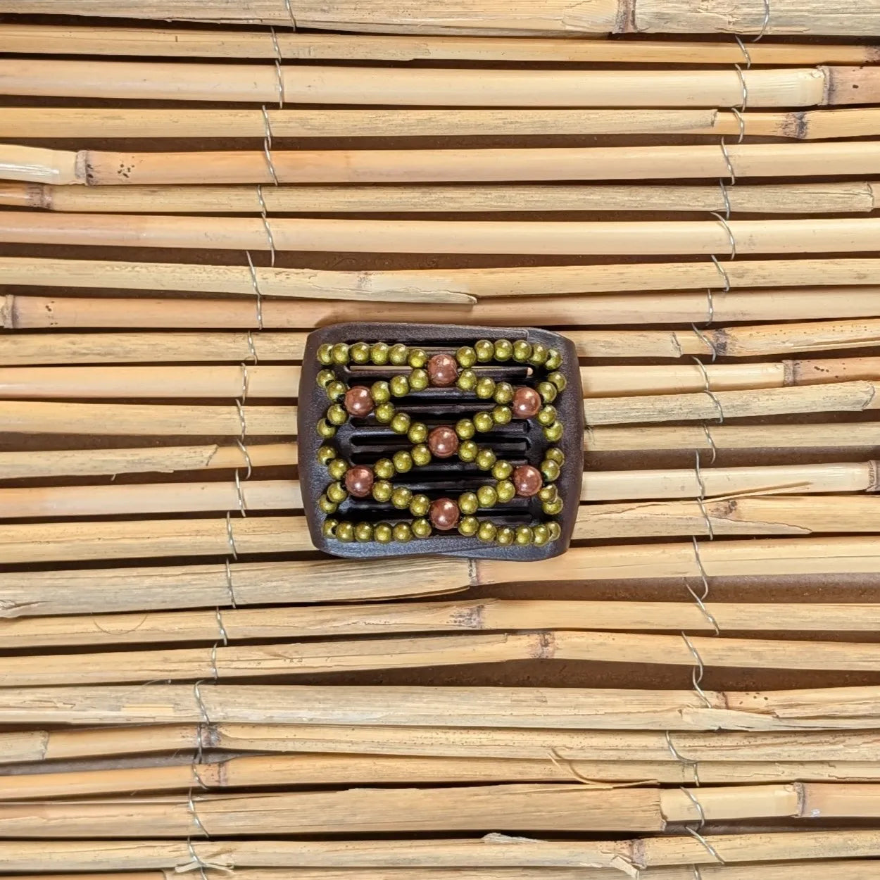 Ladybug (mini) "Ndalena" mit grün-braunen Kunstperlen braun