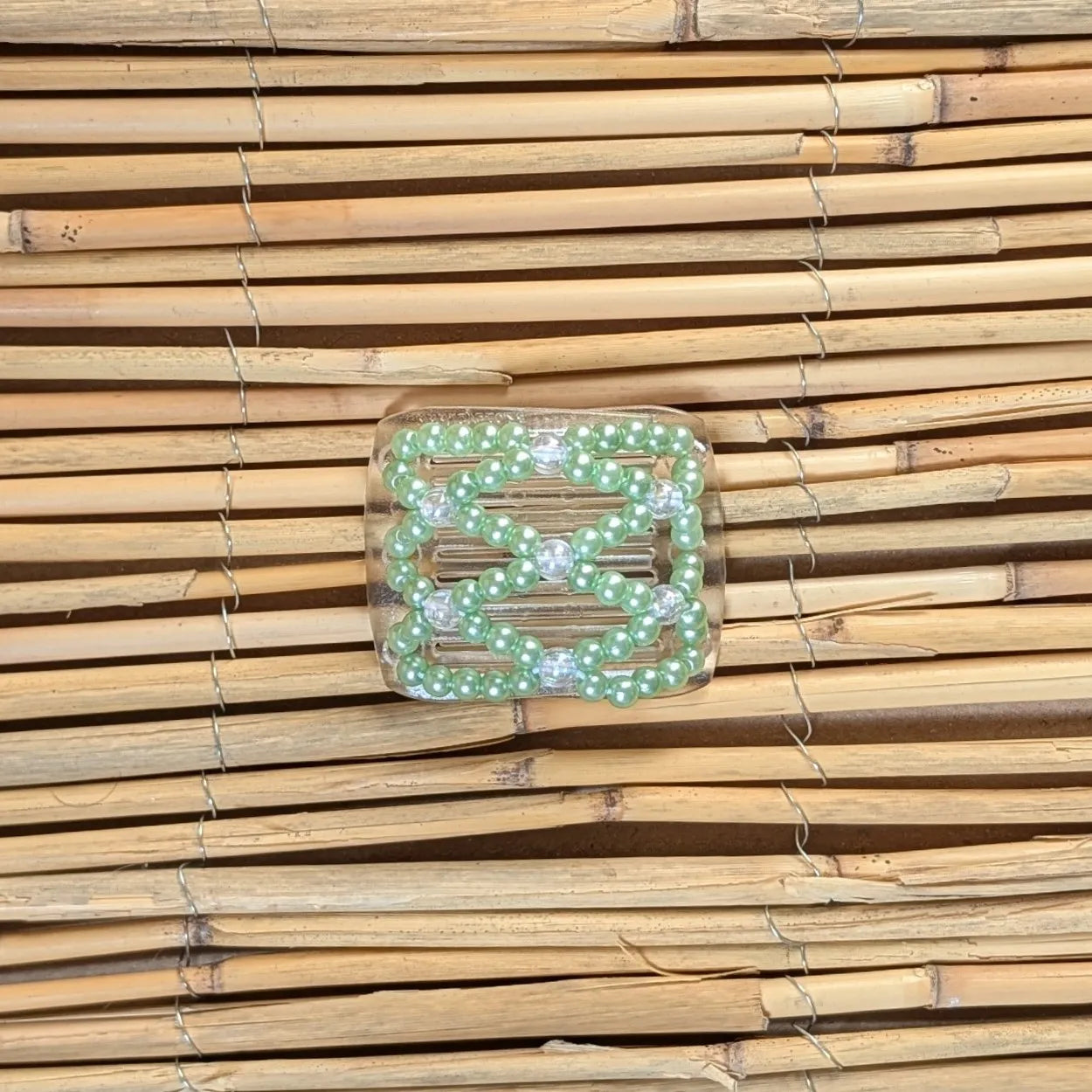 Ladybug (mini) "Ndalena" mit grün-klaren Kunstperlen durchsichtig