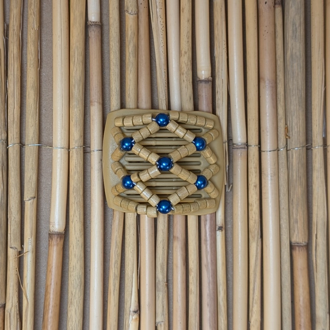 Ladybug "Ndbele" mit hellen-blauen Perlen beige