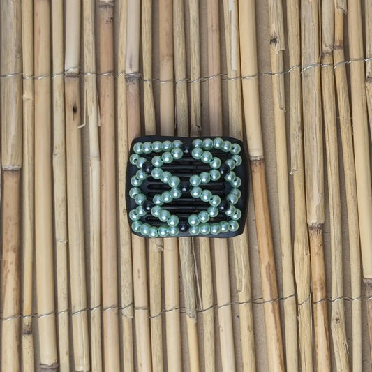 Ladybug (mini) "Ndalena" mit grün-schwarzen Kunstperlen schwarz