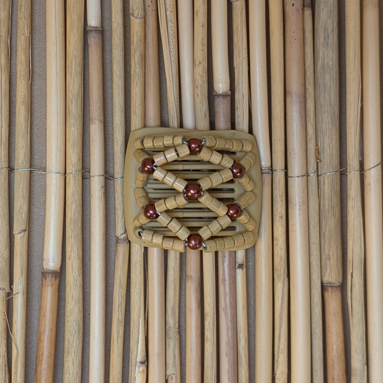 Ladybug "Ndbele" mit hellen-backsteinroten Perlen beige