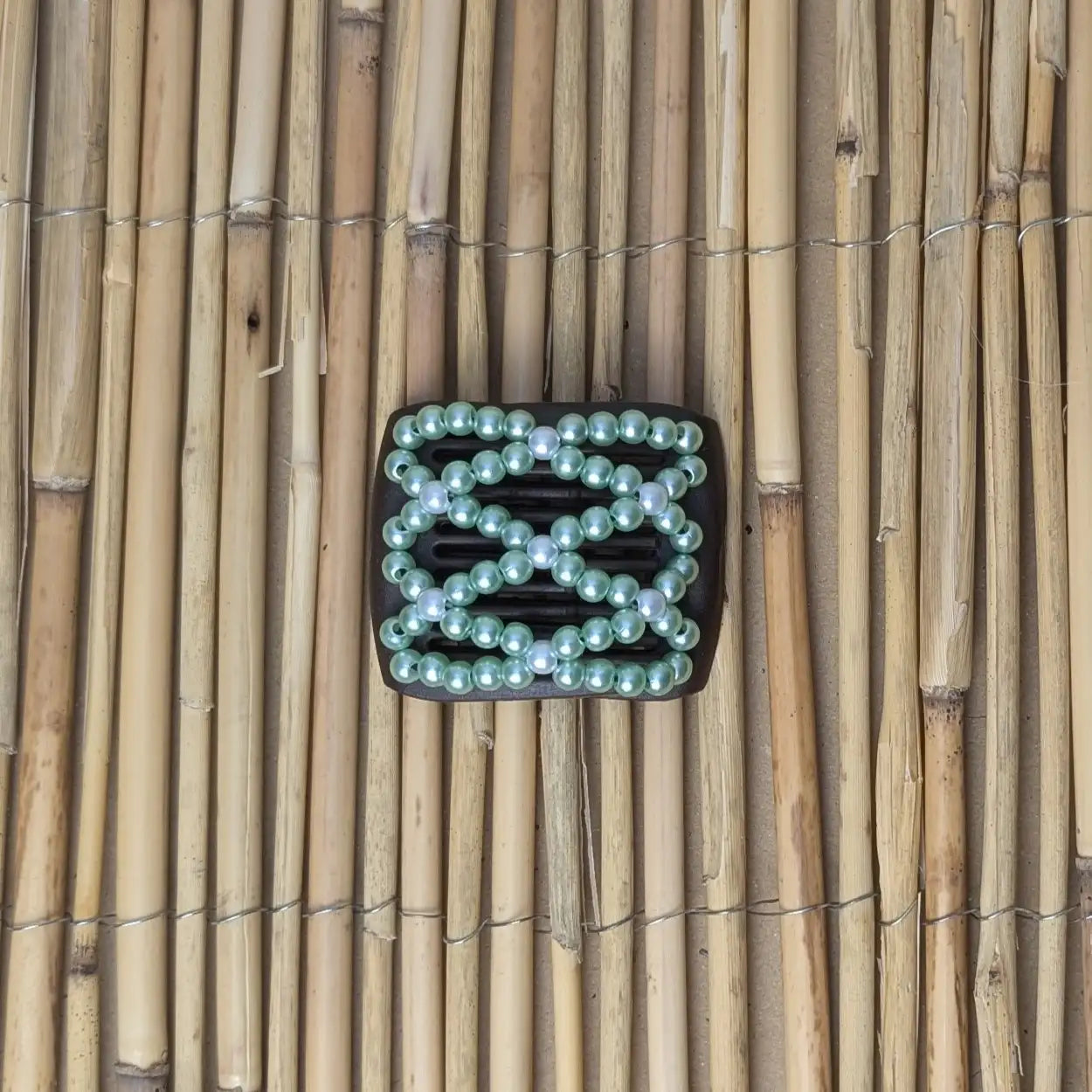 Ladybug (mini) "Ndalena" mit grün-weißen Kunstperlen braun