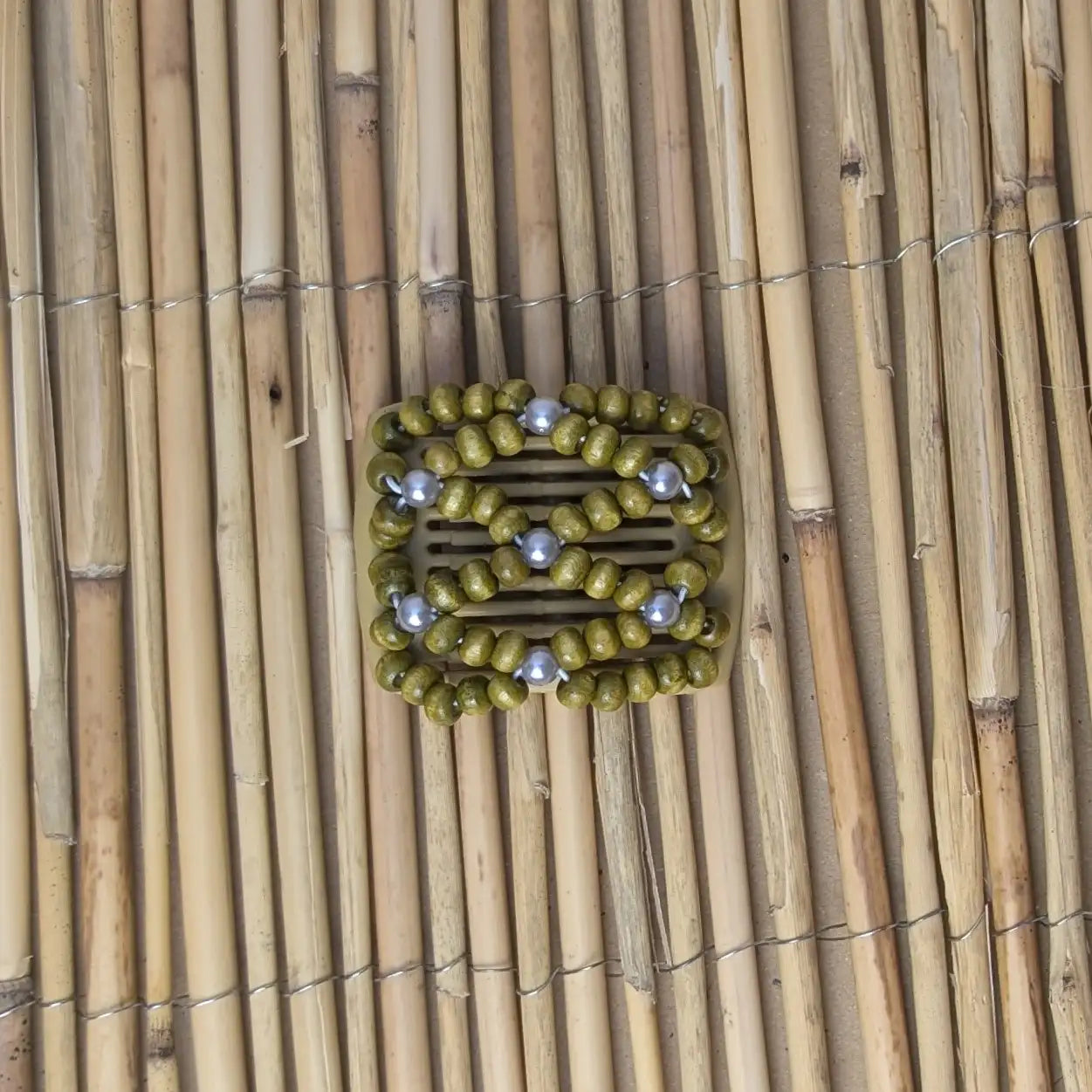 Ladybug (mini) "Ndalena" mit grün-silbernen Holzperlen beige