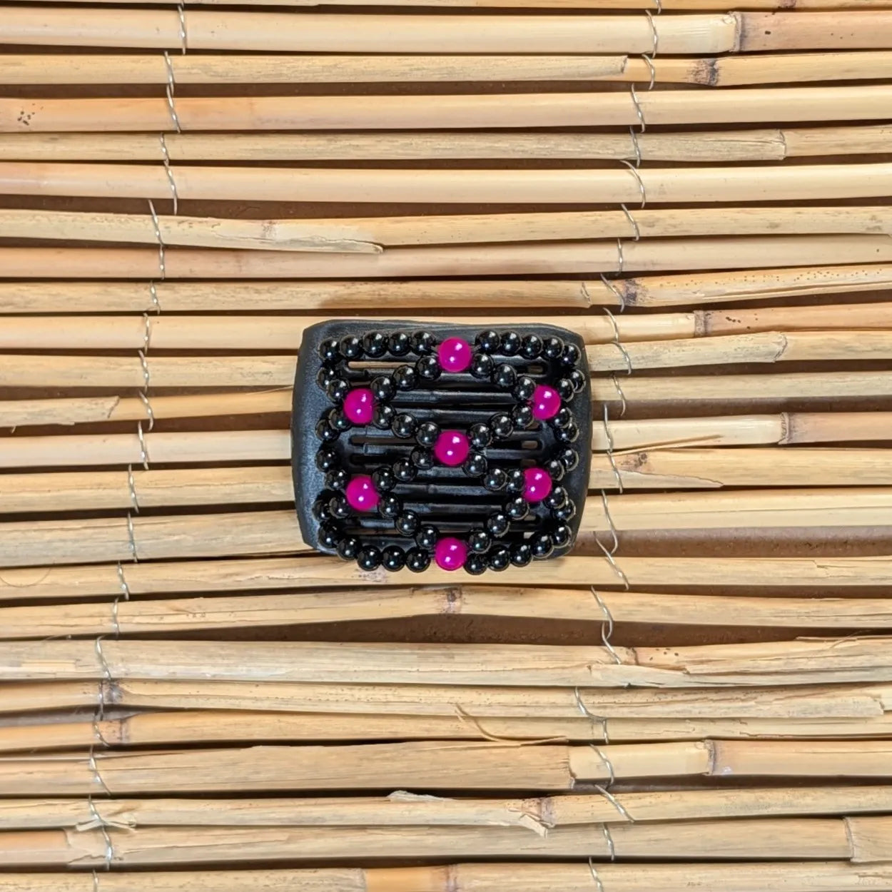 Ladybug (mini) "Ndalena" mit schwarz-pinken Kunstperlen schwarz