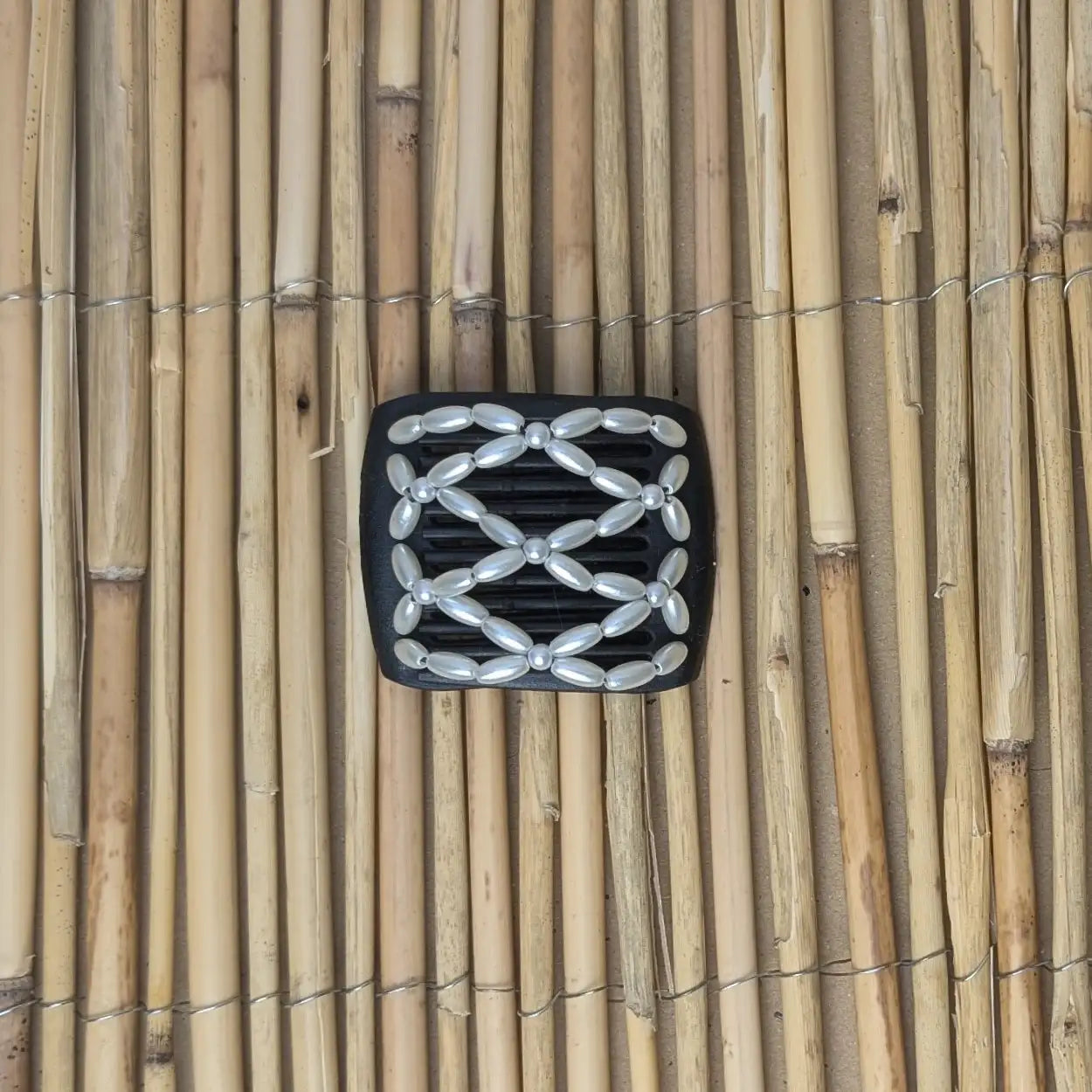 Ladybug (mini) "Ndalena" mit weißen Kunstperlen schwarz