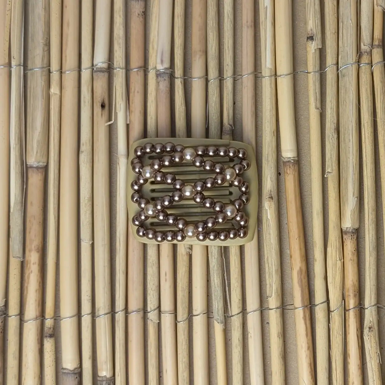 Ladybug (mini) "Ndalena" mit hellbraunen Kunstperlen beige