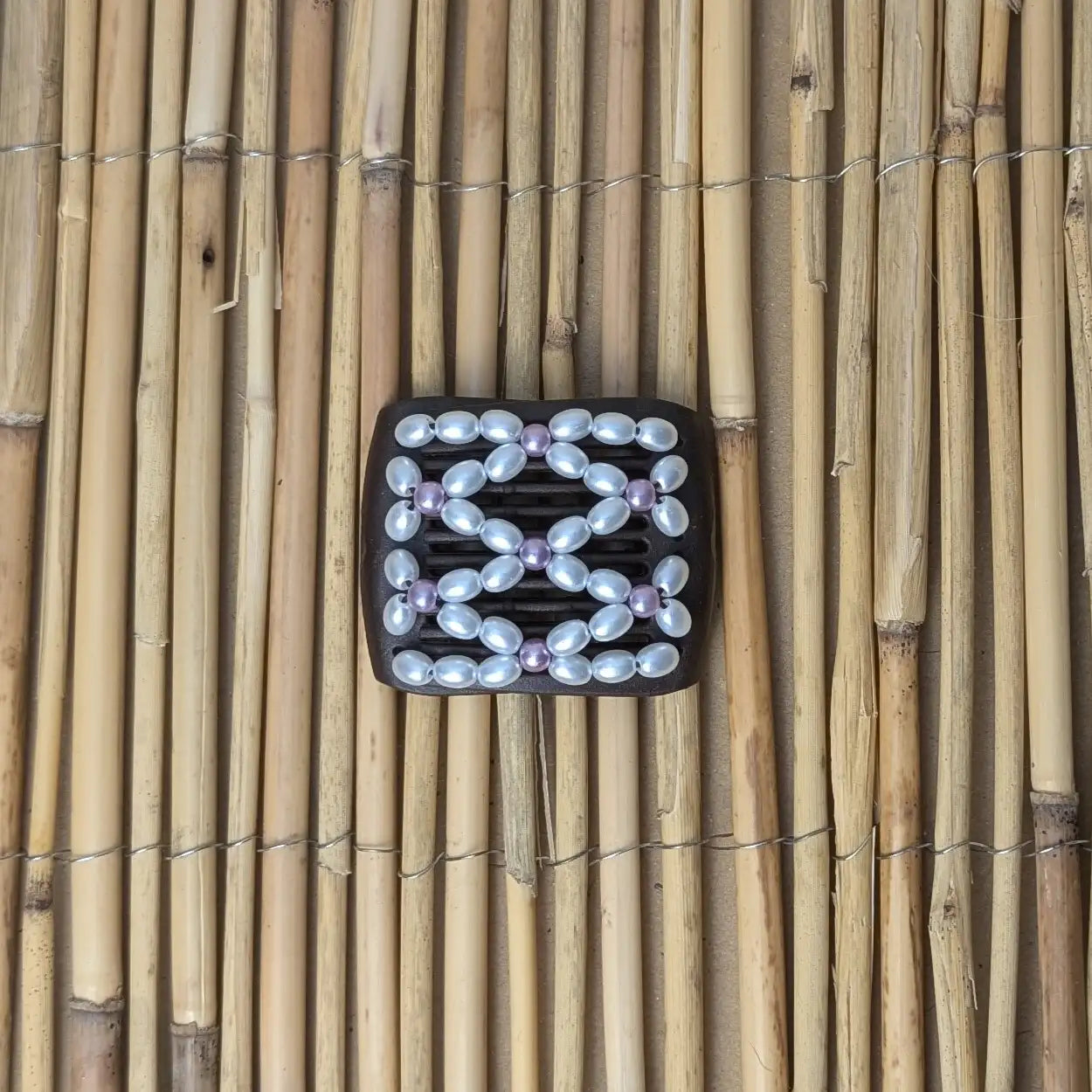 Ladybug (mini) "Ndbele" mit weiß-rosa Kunstperlen braun