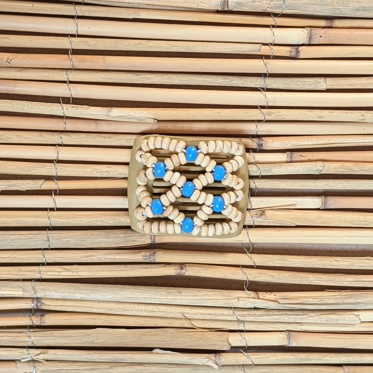 Ladybug (mini) "Ndbele" mit hell-blauen Holzperlen beige