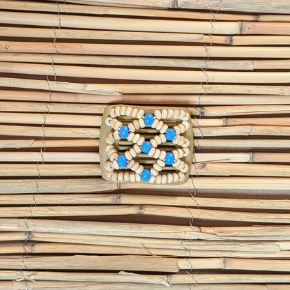 Ladybug (mini) "Ndbele" mit hell-blauen Holzperlen beige