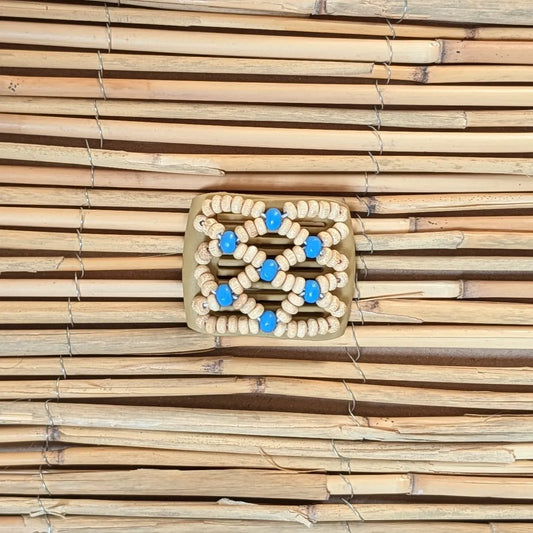 Ladybug (mini) "Ndbele" mit hell-blauen Holzperlen beige