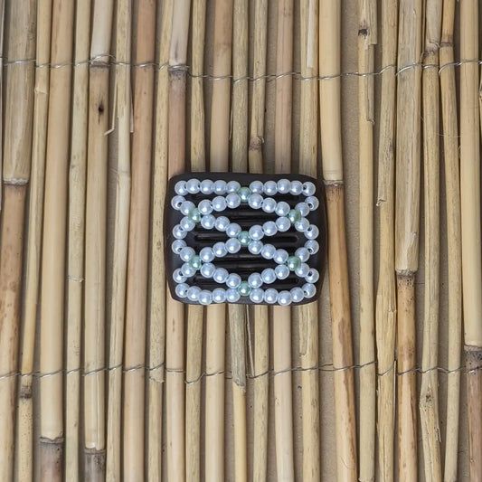 Ladybug (mini) "Ndalena" mit weiß-grünen Kunstperlen braun