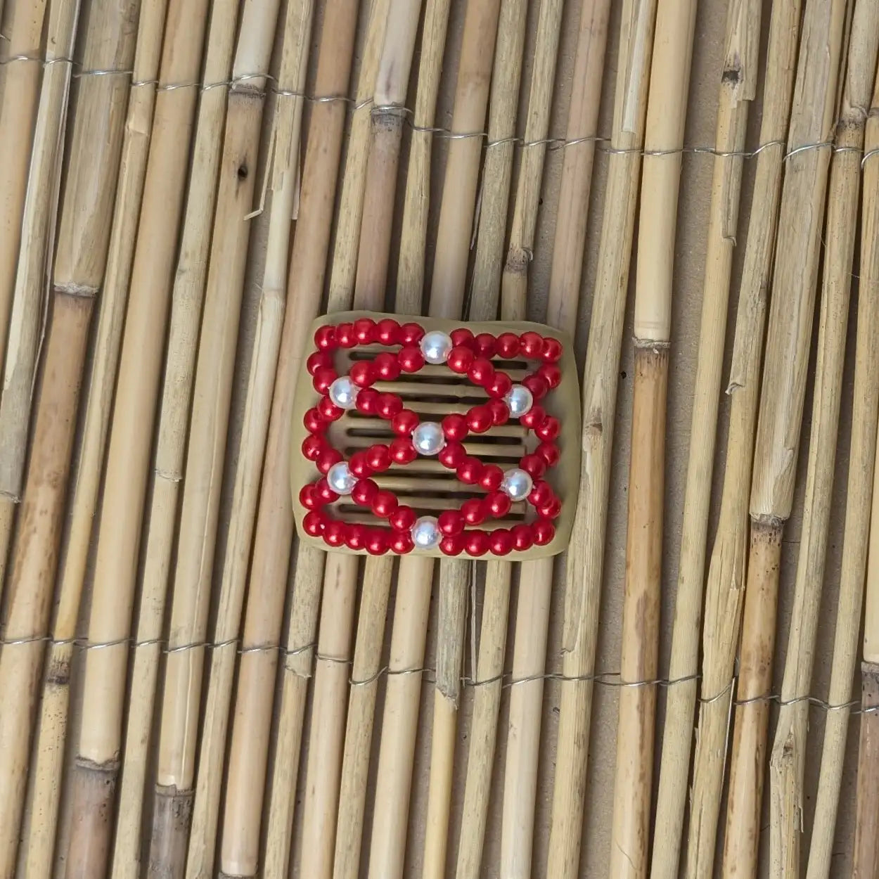 Ladybug (mini) "Ndalena" mit rot-weißen Kunstperlen beige