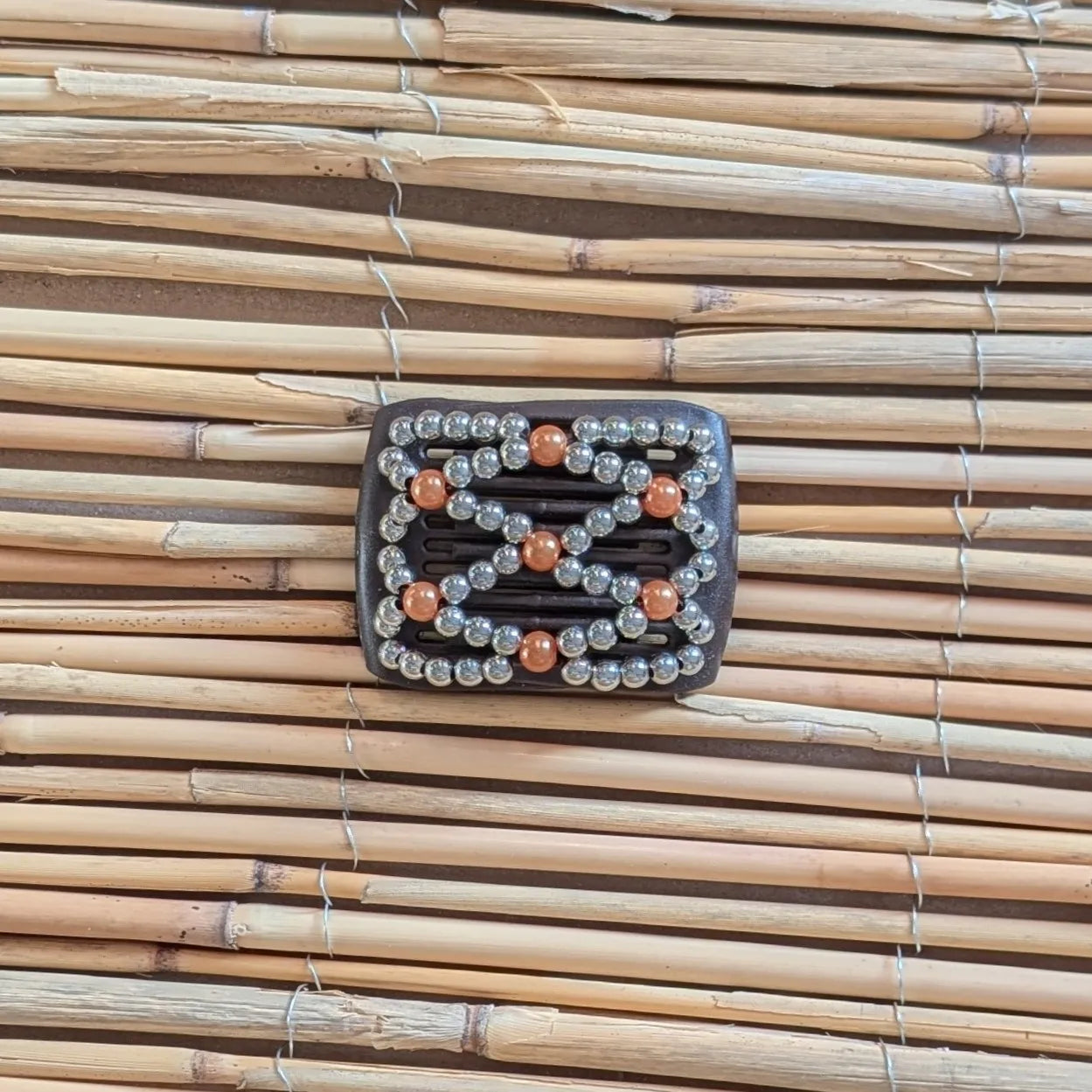 Ladybug (mini) "Ndalena" mit silber-orangenen Kunstperlen braun