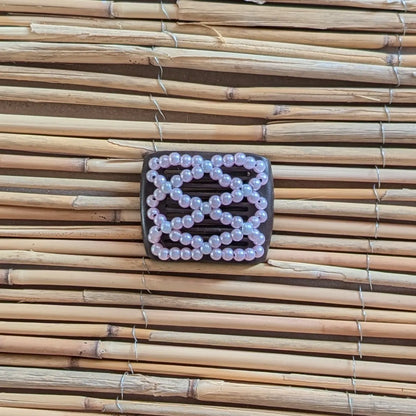 Ladybug (mini) "Ndalena" mit rosa-weißen Kunstperlen braun