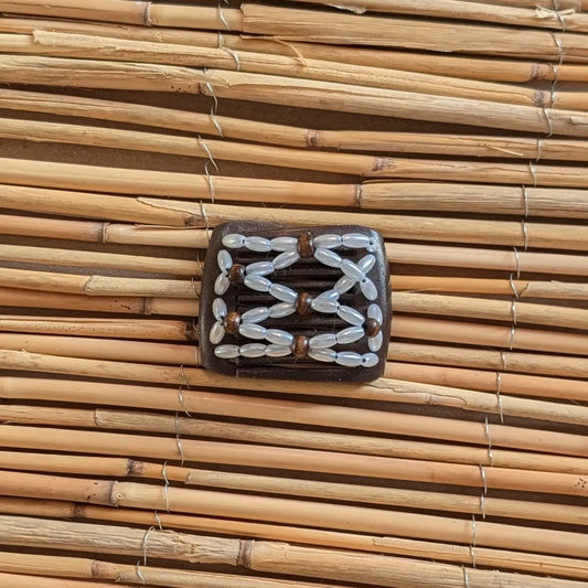 Ladybug (mini) "Ndalena" mit weiß-braunen Perlen braun