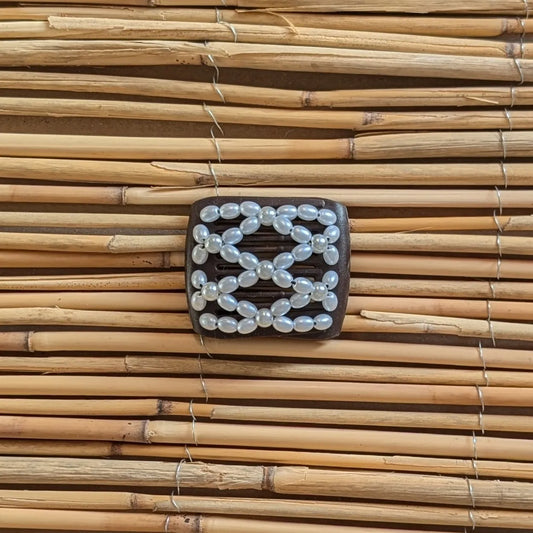 Ladybug (mini) "Ndalena" mit weißen Kunstperlen braun