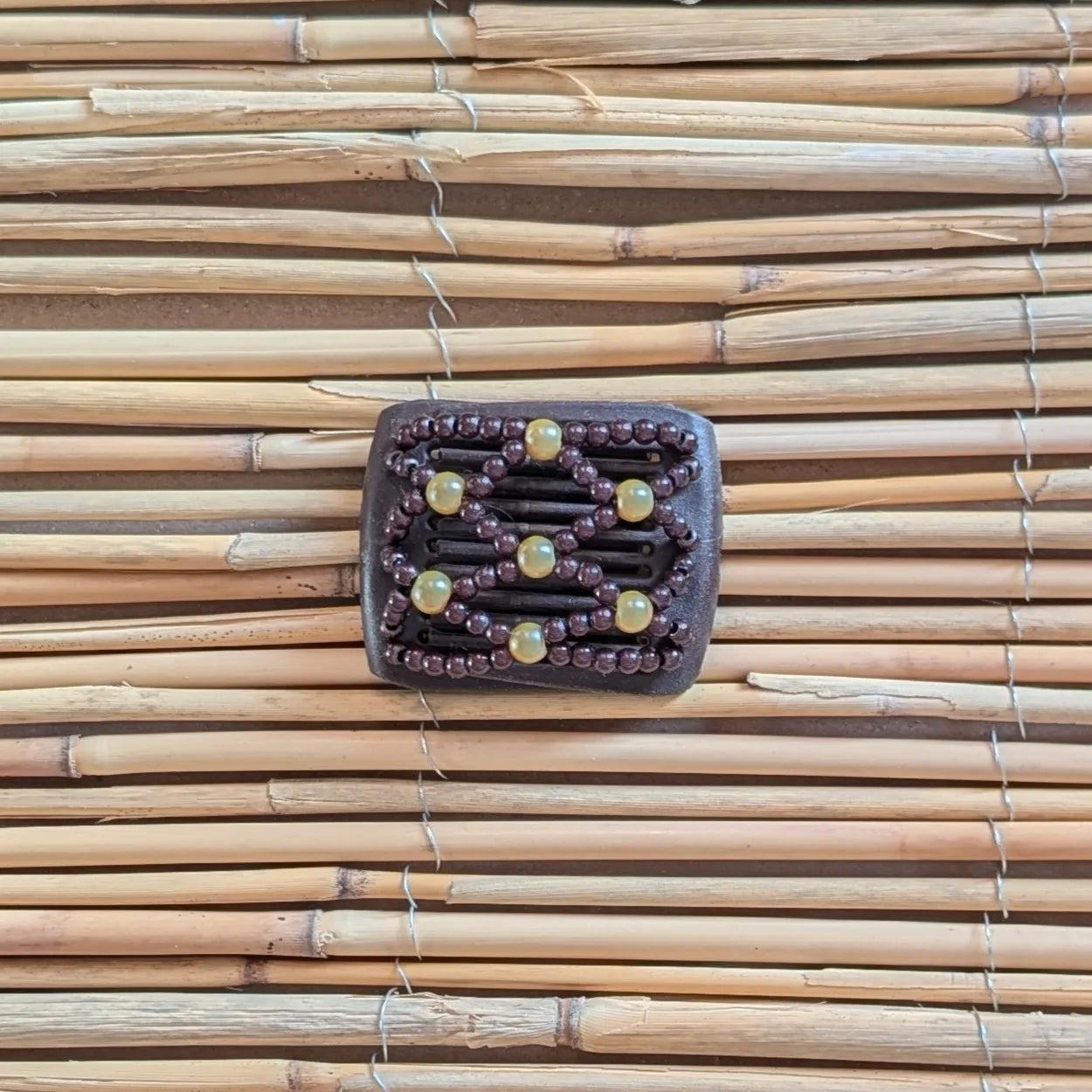 Ladybug (mini) "Ndalena" mit braun-gelben Kunstperlen braun