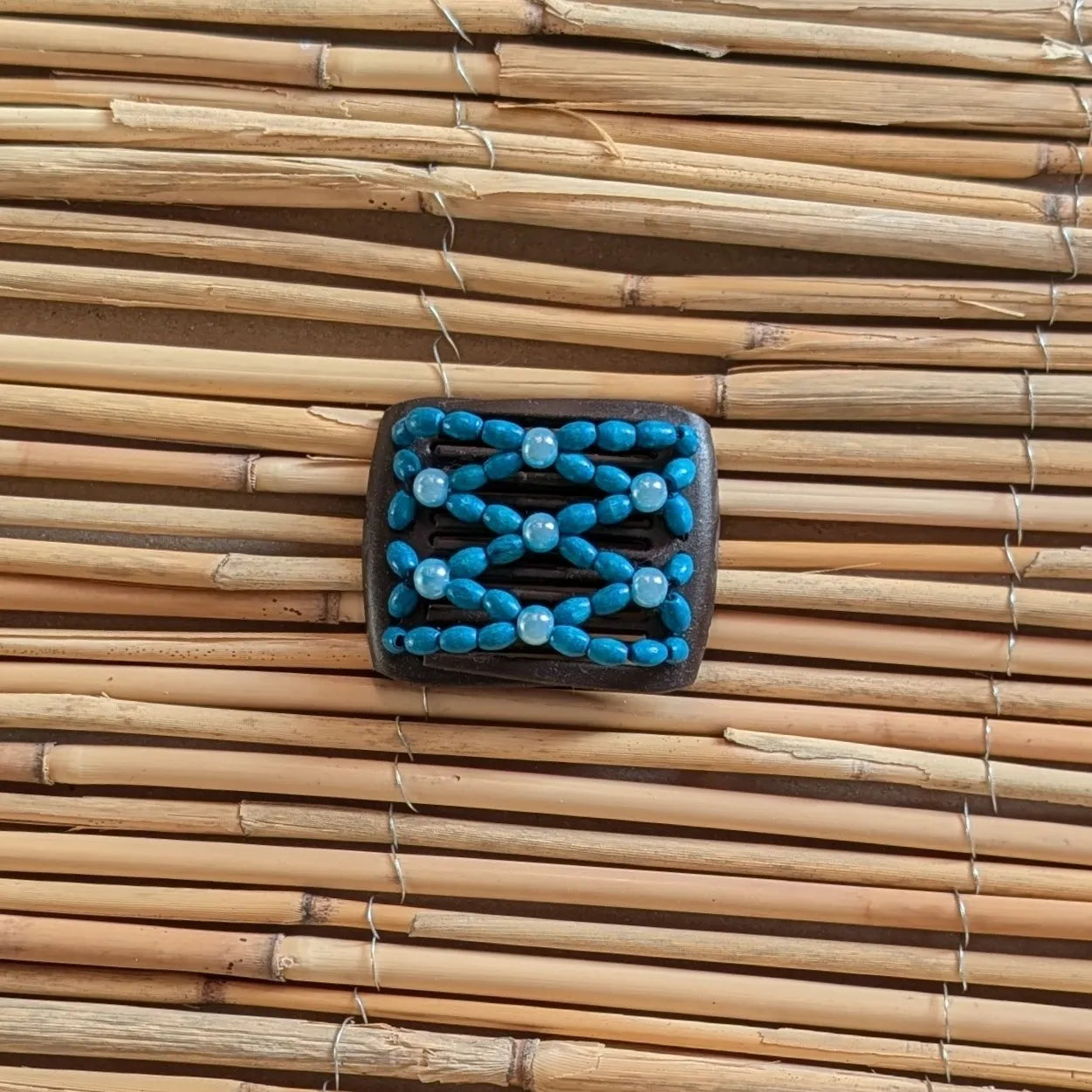 Ladybug (mini) "Ndbele" mit türkisen Holzperlen braun