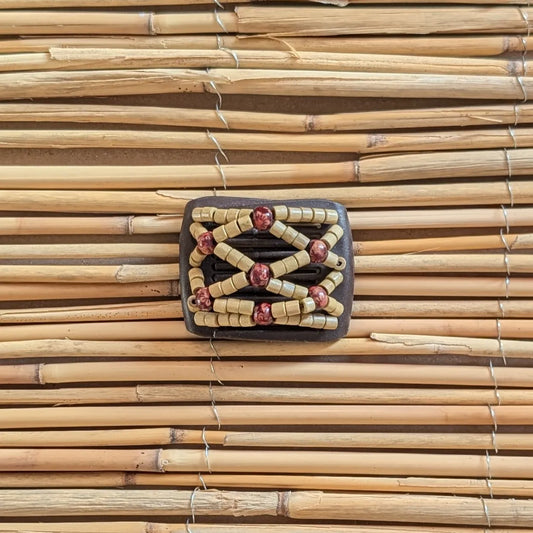 Ladybug (mini) "Ndbele" mit hellen-rötlichen Holzperlen braun