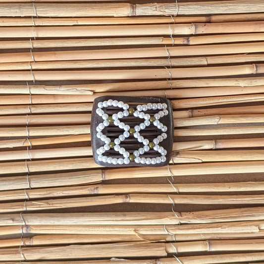 Ladybug (mini) "Ndalena" mit weiß-grünen Kunstperlen braun