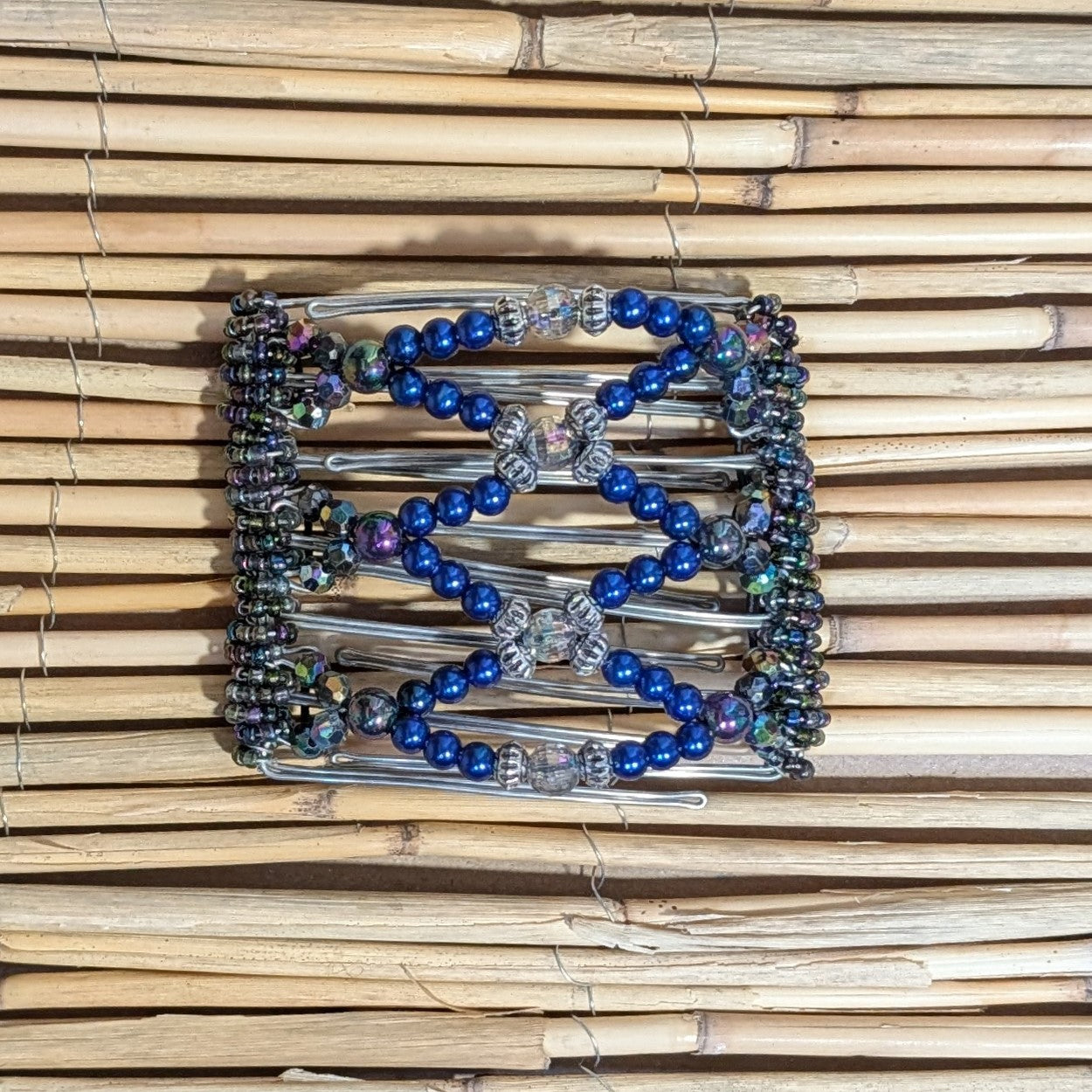 Rhino "Ndalena" mittel mit blauen Kunstperlen