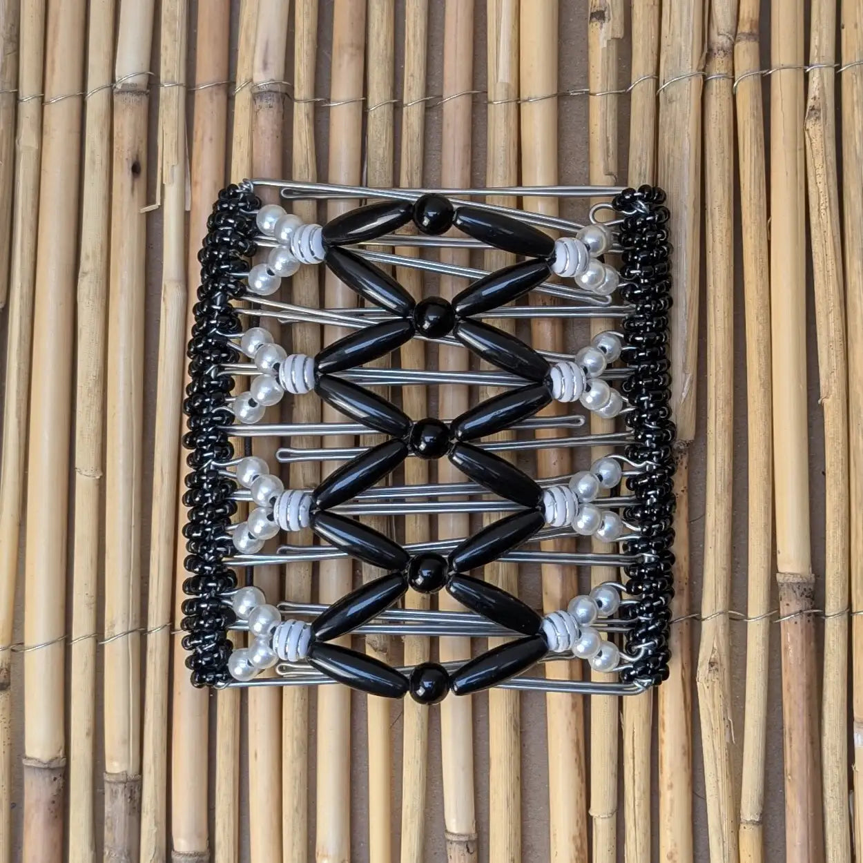 Rhino "Ndalena" groß mit weiß-schwarzen Kunstperlen