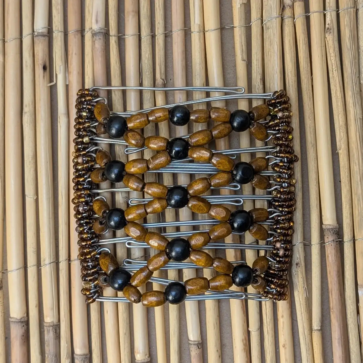 Rhino "Ndbele" groß mit braun-schwarzen Holzperlen