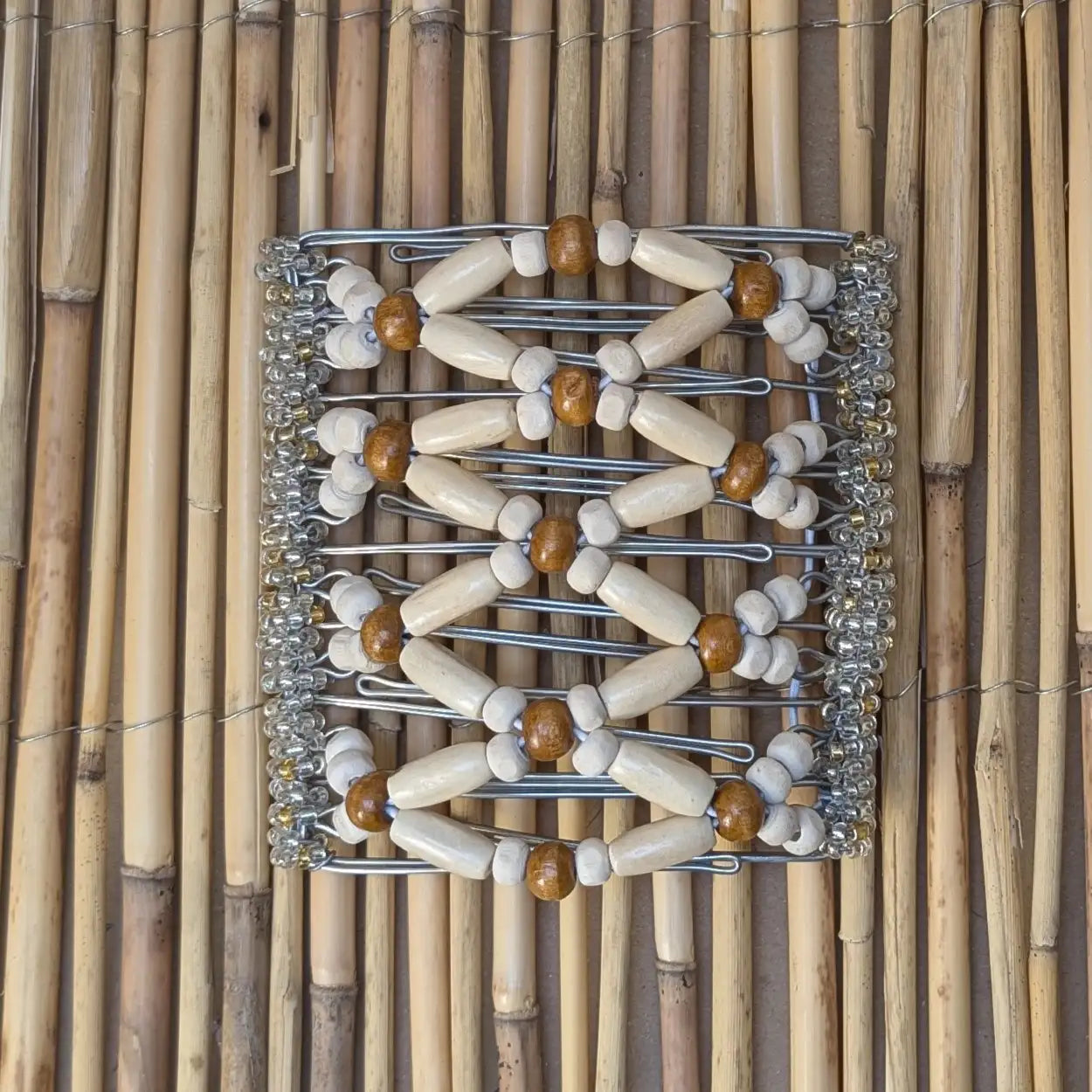 Rhino "Ndbele" groß mit hellen-braunen Holzperlen