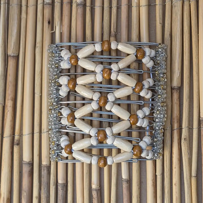 Rhino "Ndbele" groß mit hellen-braunen Holzperlen