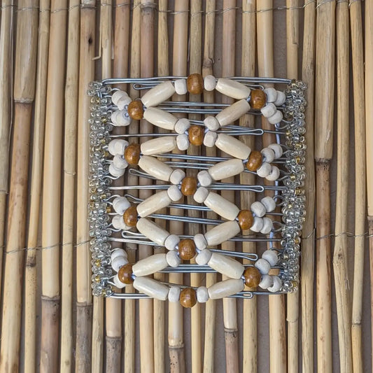 Rhino "Ndbele" groß mit hellen-braunen Holzperlen