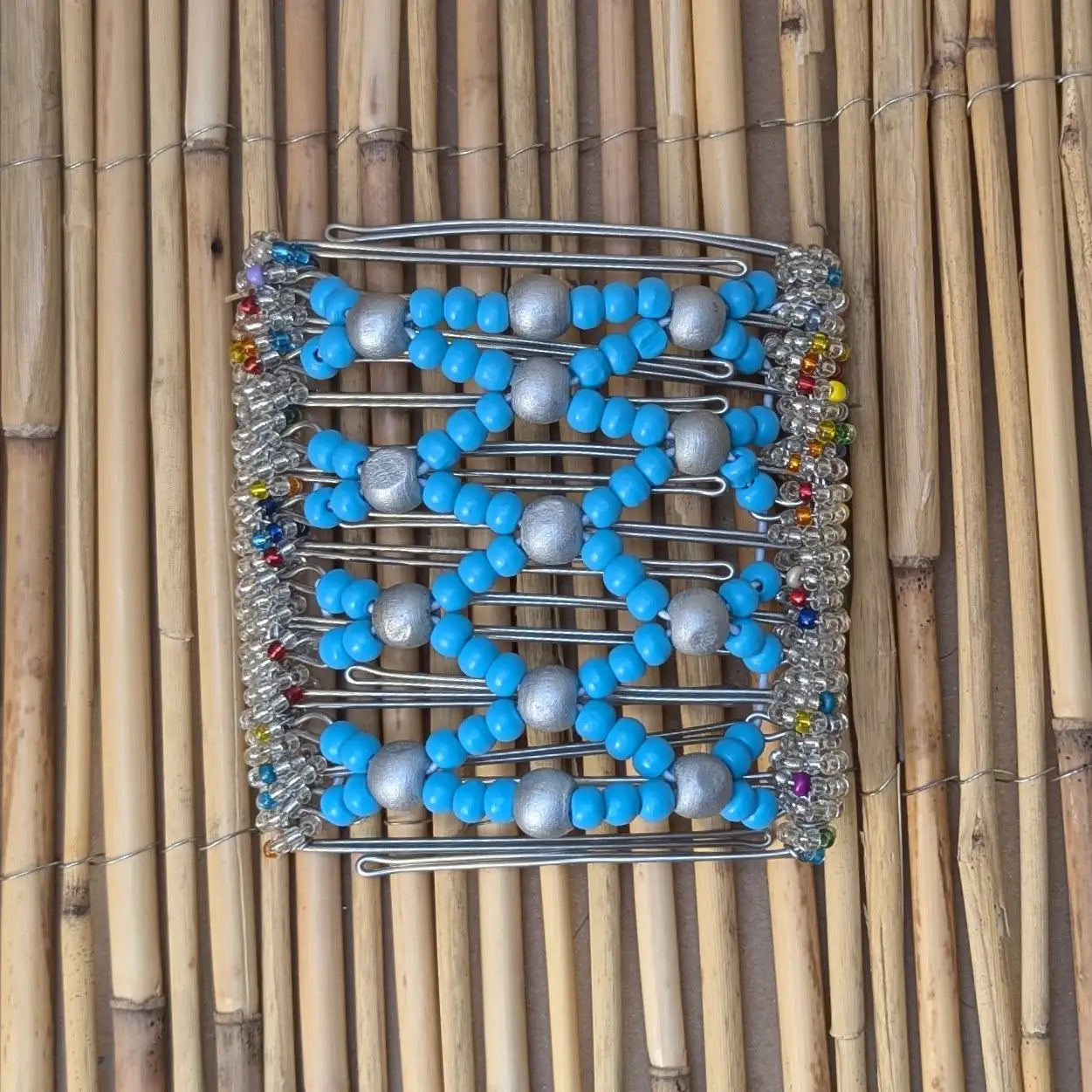 Rhino "Ndbele" groß mit türkisen-silbernen Holzperlen