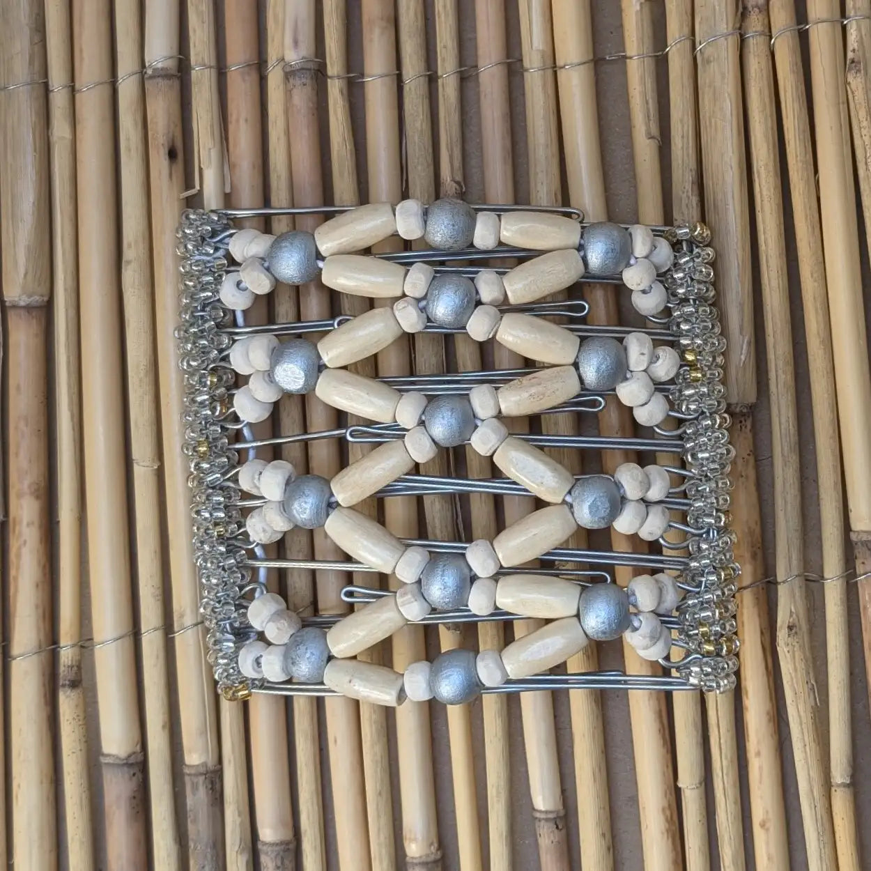 Rhino "Ndbele" groß mit hellen-silbernen Holzperlen