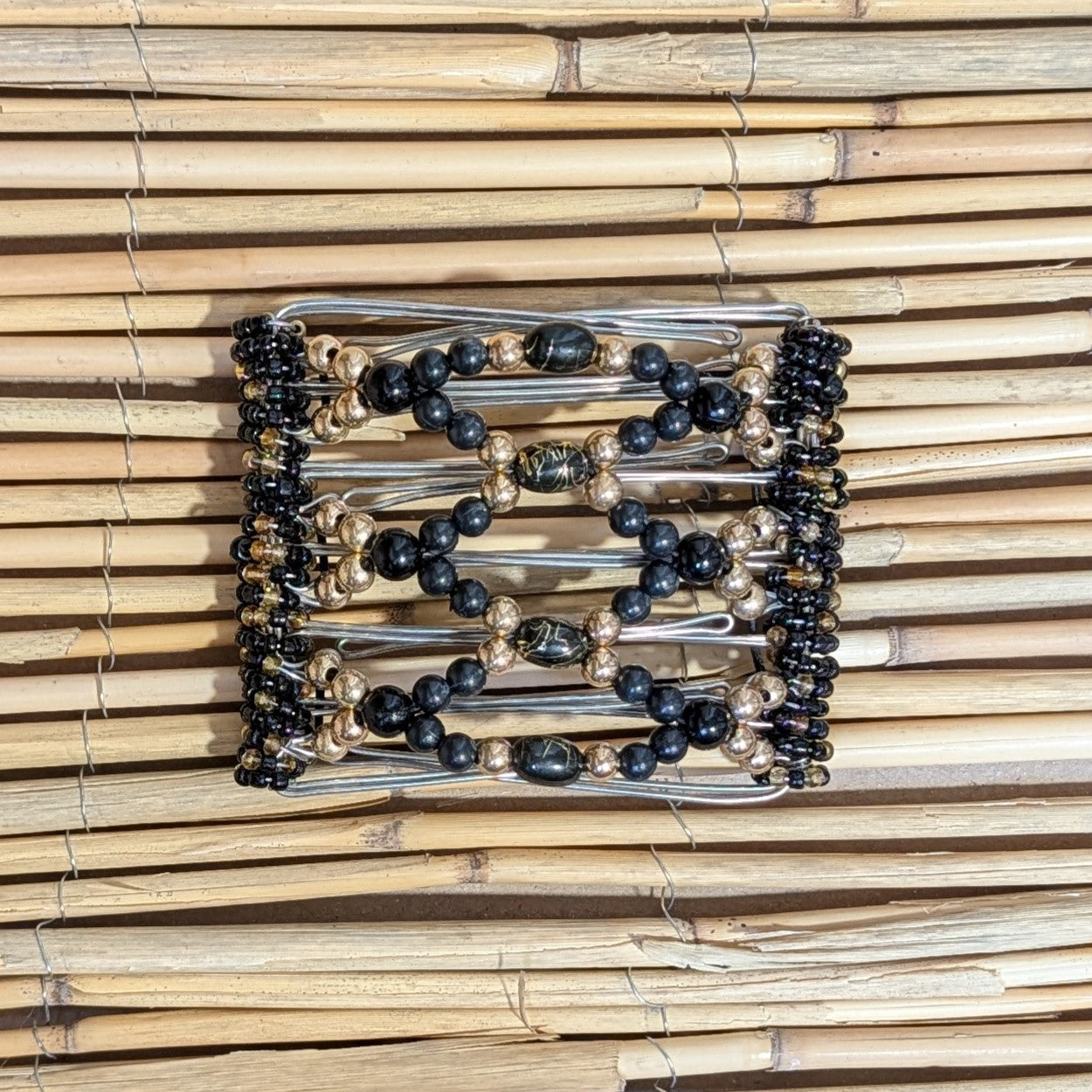 Rhino "Ndalena" mittel mit gold-schwarzen Kunstperlen