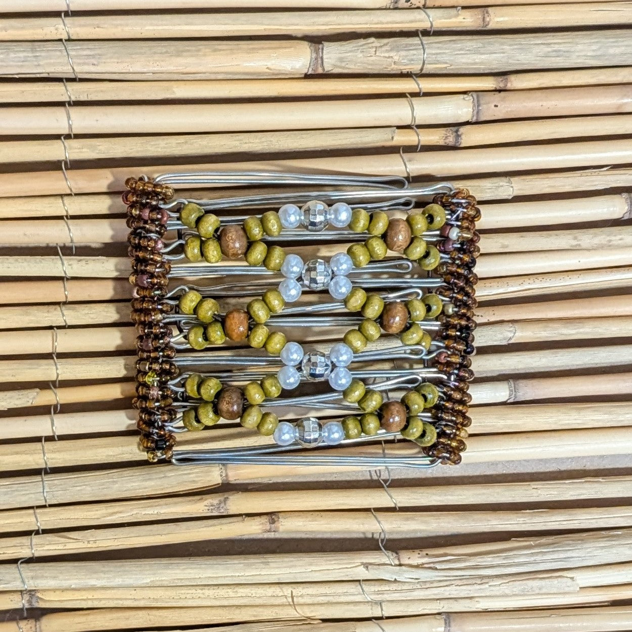 Rhino "Ndbele" mittel mit grün-braunen Holzperlen
