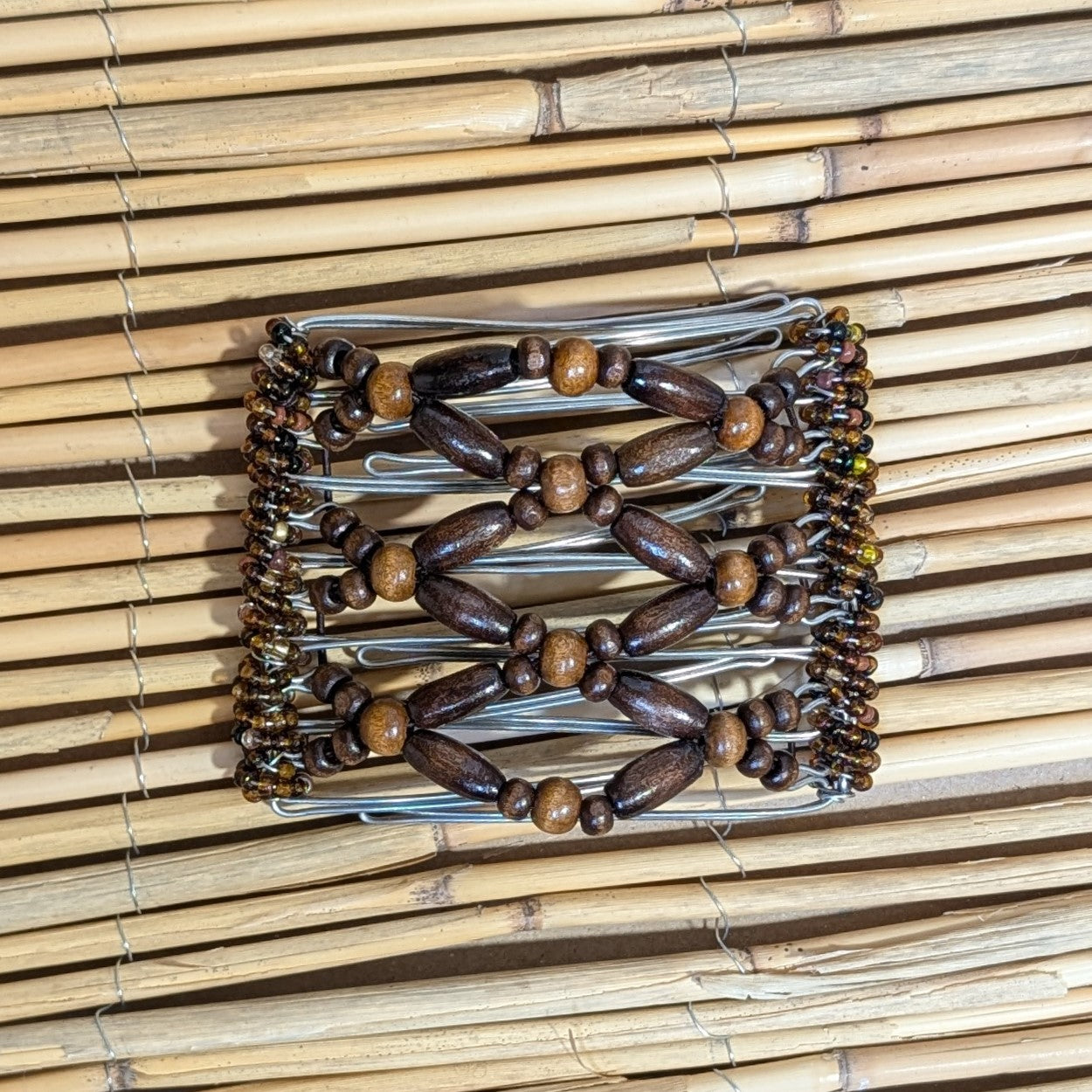 Rhino "Ndbele" mittel mit braunen Holzperlen