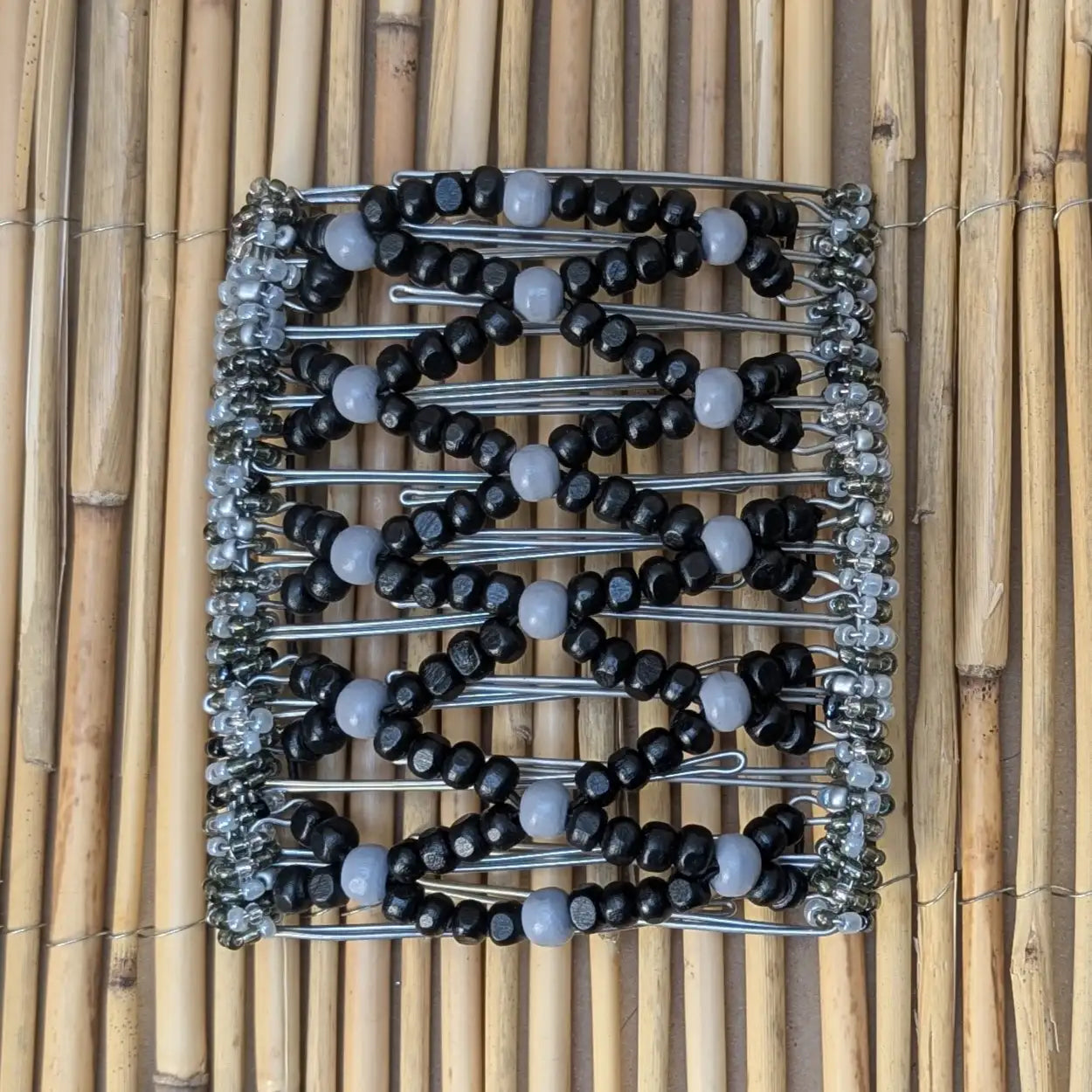 Rhino "Ndbele" extragroß mit schwarz-grauen Holzperlen