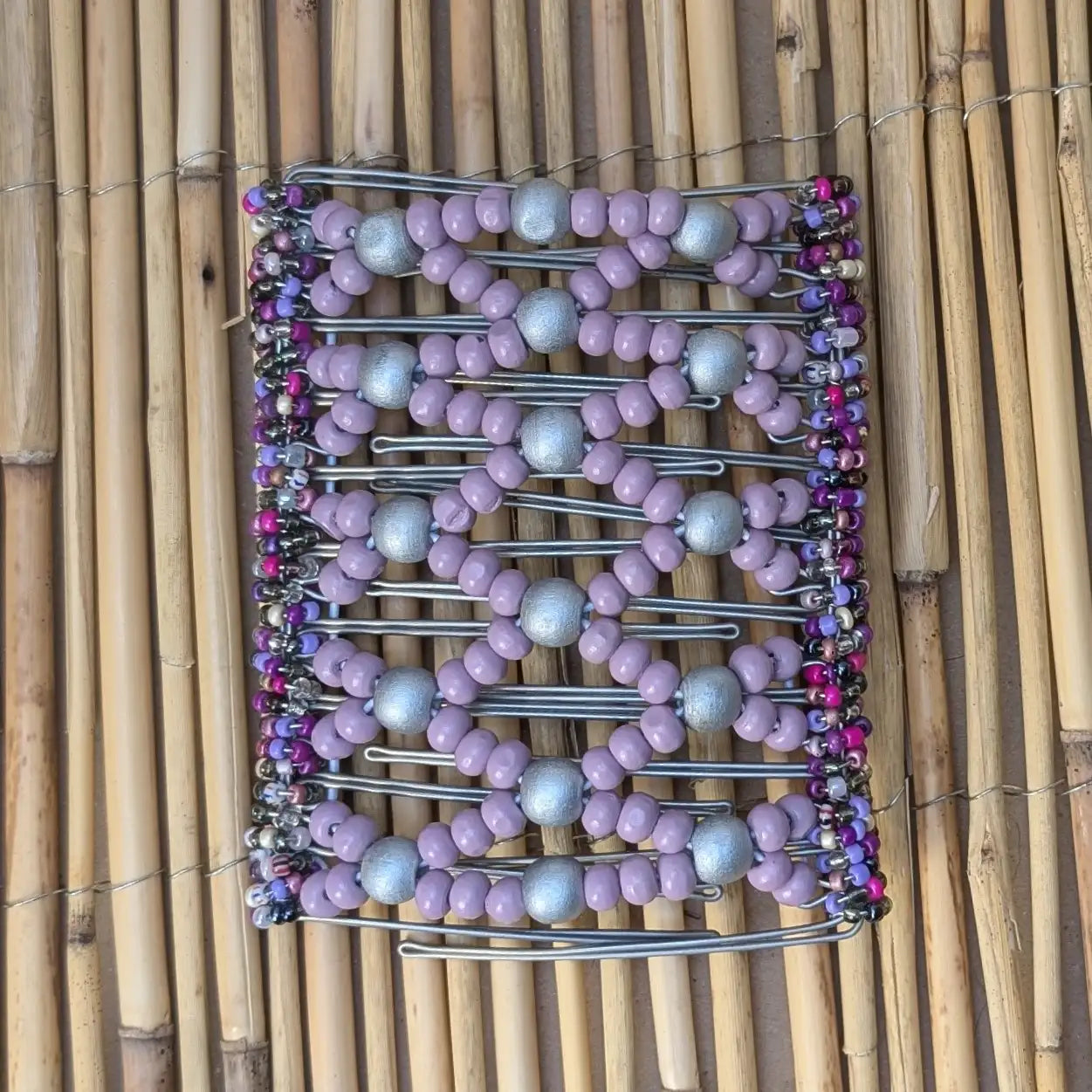 Rhino "Ndbele" extragroß mit lila-silbernen Holzperlen