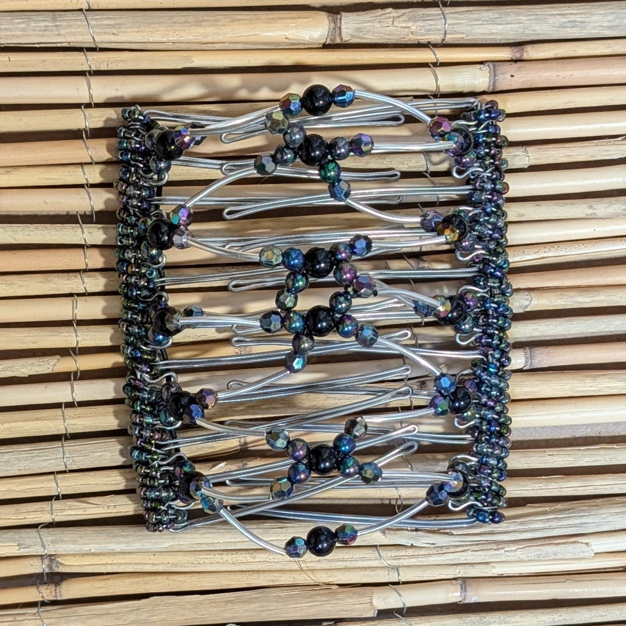 Rhino "Ndalena" extragroß mit regenbogen-schwarzen Kunstperlen