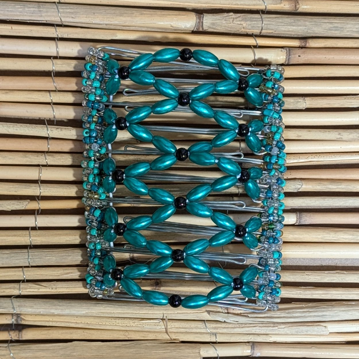 Rhino "Ndalena" extragroß grün-schwarze Kunstperlen